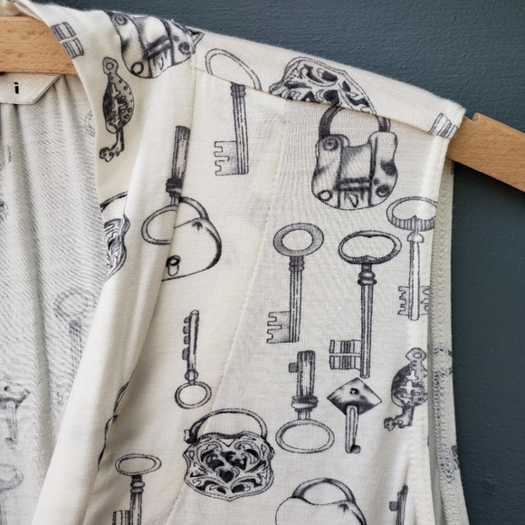 Cabi Keys Please Cream Print Bow Sleeveless Blouse - Picture 4 of 10